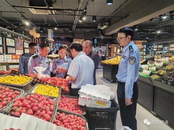 天博电竞官网APP下载网友爆料：南部某蛋糕店疑似应用发霉生果？(图1)