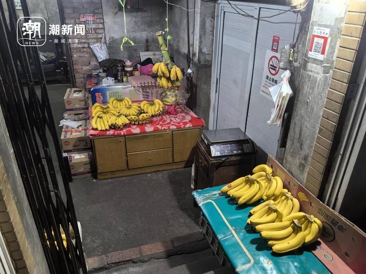 这间生果店20众年只卖香蕉网友：一世天博电竞只做一件事厉害的！(图2)